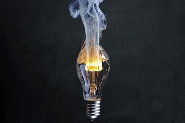 نوسان ولتاژ یا سوختن مکرر لامپ‌ها