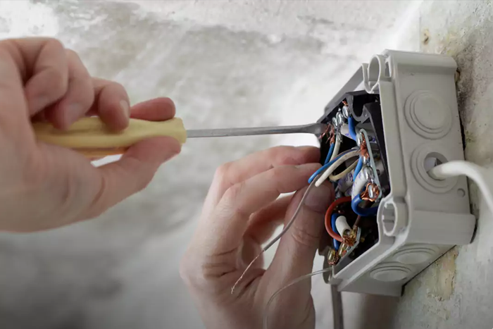 اهمیت قطع برق اصلی قبل از هر گونه دستکاری